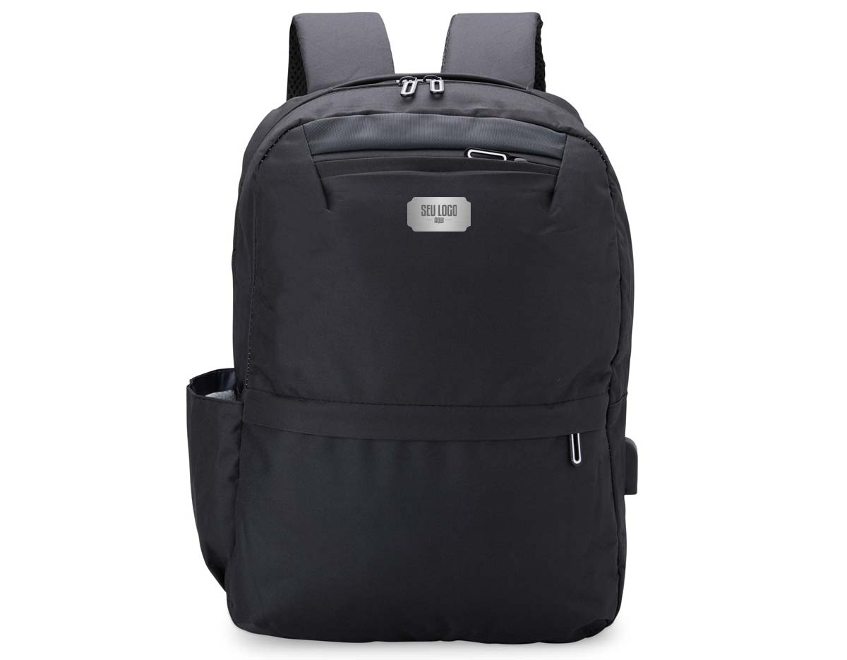 Mochila de nylon 24 litros com três compartimentos, sendo o principal com bolso para notebook 14 polegadas. A mochila possui um bolso lateral e suporte externo usb.