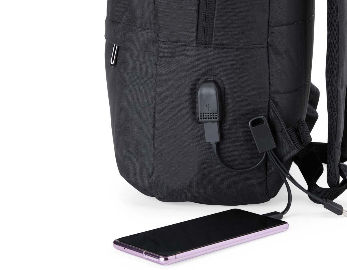 Mochila de nylon 24 litros com três compartimentos, sendo o principal com bolso para notebook 14 polegadas. A mochila possui um bolso lateral e suporte externo usb.