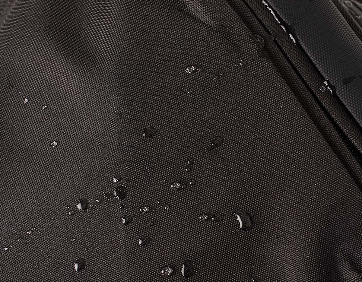 Mochila de nylon 24 litros com três compartimentos, sendo o principal com bolso para notebook 14 polegadas. A mochila possui um bolso lateral e suporte externo usb.