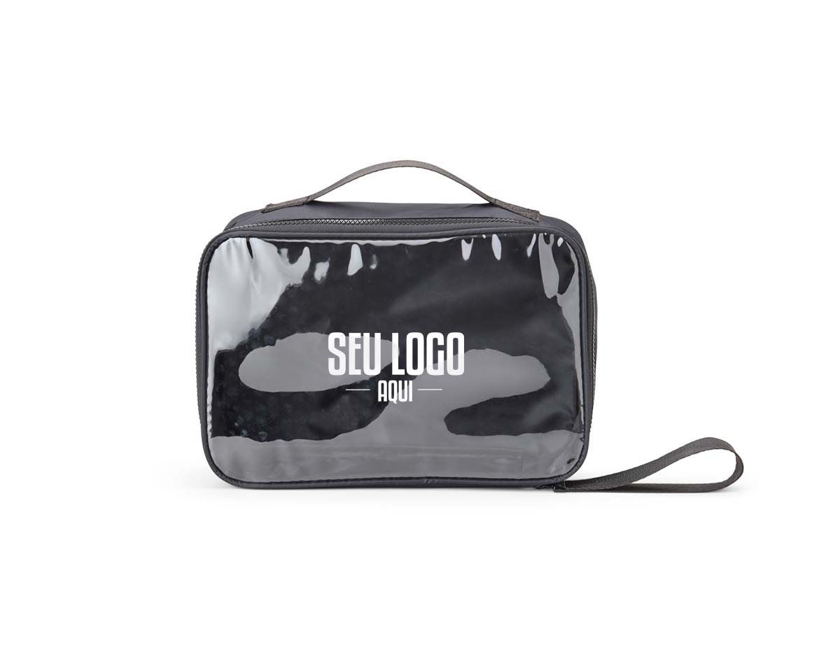 Nécessaire confeccionada em nylon, com frente em visor transparente, fechamento por zíper e alça superior. Inclui também uma alça de transporte em nylon.
