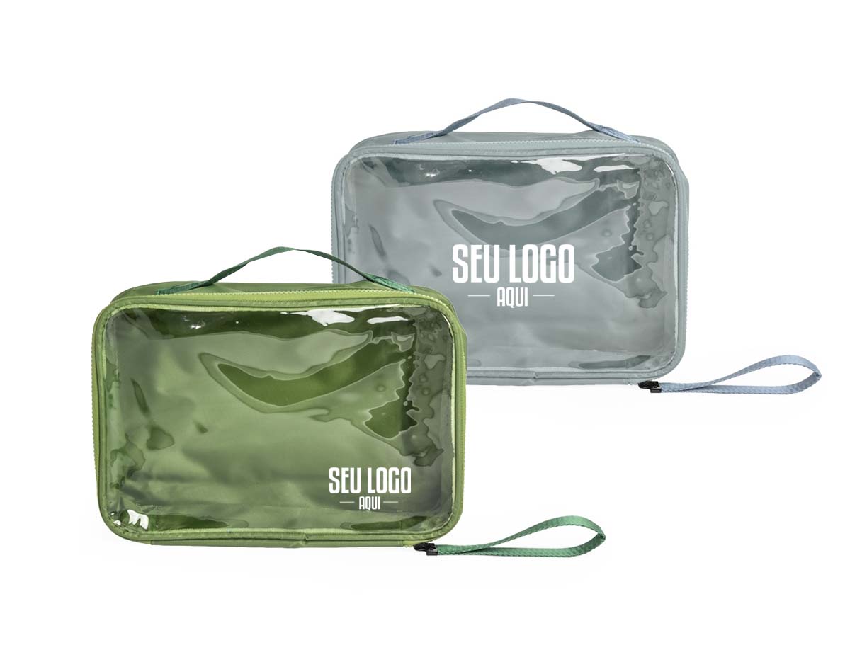 Nécessaire confeccionada em nylon, com frente em visor transparente, fechamento por zíper e alça superior. Inclui também uma alça de transporte em nylon.