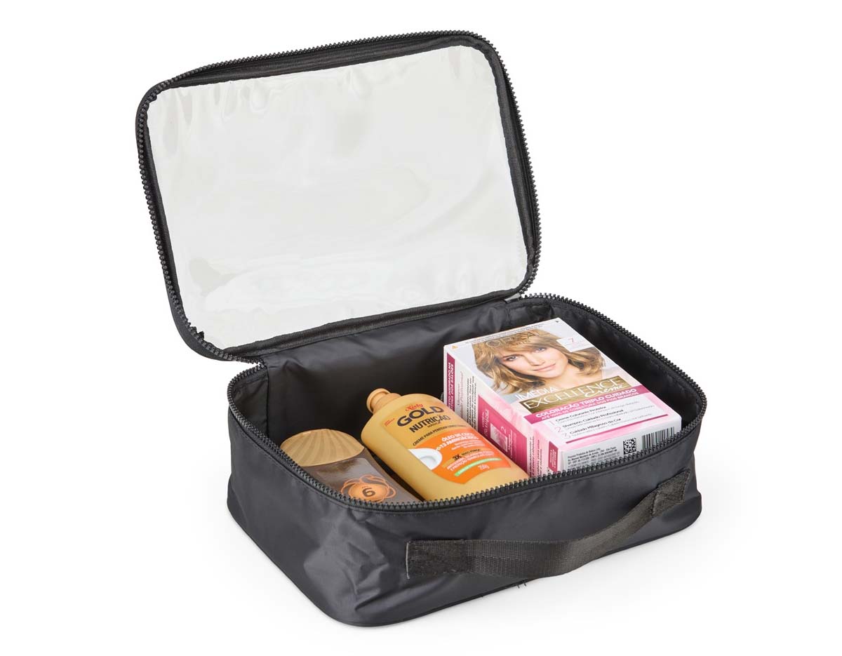 Nécessaire confeccionada em nylon, com frente em visor transparente, fechamento por zíper e alça superior. Inclui também uma alça de transporte em nylon.