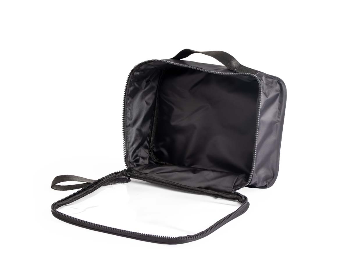 Nécessaire confeccionada em nylon, com frente em visor transparente, fechamento por zíper e alça superior. Inclui também uma alça de transporte em nylon.