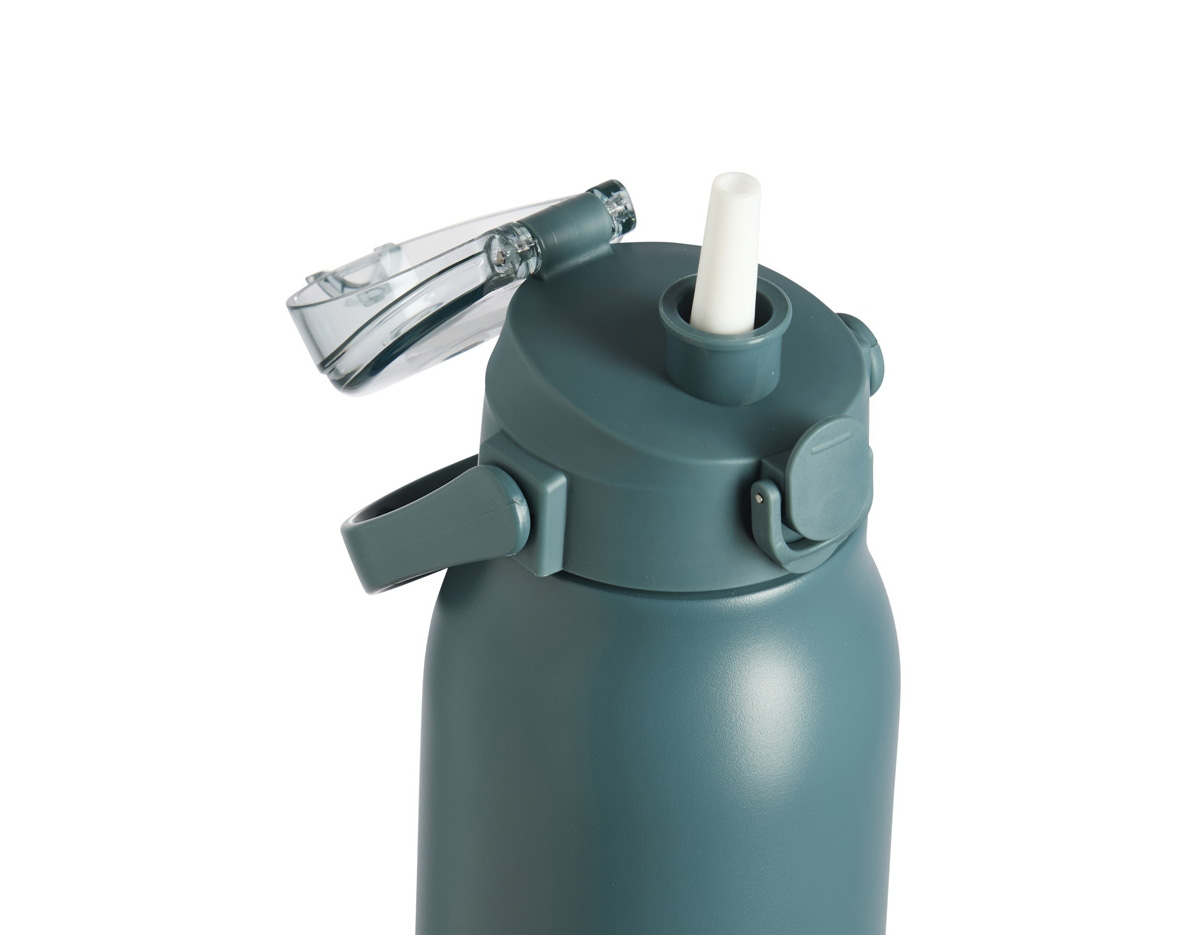 Garrafa térmica com capacidade de 1 litro, ideal para manter suas bebidas quentes ou frias por mais tempo graças à sua estrutura com parede dupla. Possui tampa com trava de segurança, botão de acionamento para facilitar o uso e tampa protetora para o bocal, garantindo higiene e praticidade. Conta ainda com alça integrada para transporte, além de acompanhar um canudo reutilizável e dois acessórios de extensão, proporcionando mais conforto e versatilidade no consumo.