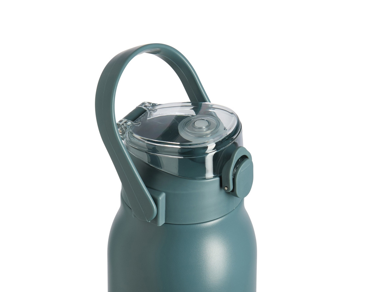Garrafa térmica com capacidade de 1 litro, ideal para manter suas bebidas quentes ou frias por mais tempo graças à sua estrutura com parede dupla. Possui tampa com trava de segurança, botão de acionamento para facilitar o uso e tampa protetora para o bocal, garantindo higiene e praticidade. Conta ainda com alça integrada para transporte, além de acompanhar um canudo reutilizável e dois acessórios de extensão, proporcionando mais conforto e versatilidade no consumo.