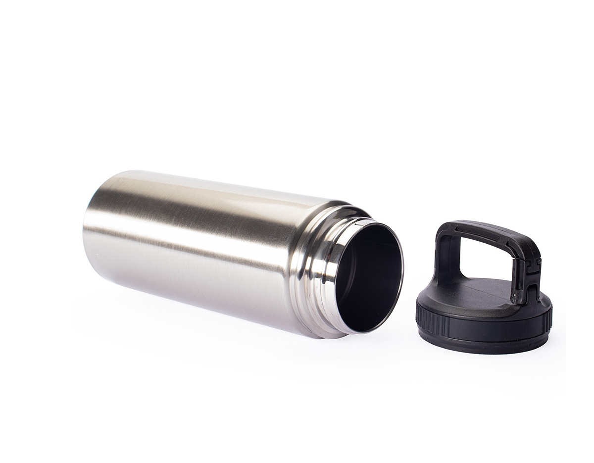 A combinação de estilo e praticidade em uma só garrafa térmica. Com capacidade total de 500ml, construção em inox de parede dupla e isolamento a vácuo, esta garrafa térmica mantém a temperatura constante dos líquidos, evitando vazamentos e o contato direto com o calor ou frio do líquido durante o manuseio. A garrafa ainda conta com uma tampa rosqueável de plástico com uma alça em formato de presilha para facilitar seu transporte, prendendo-a em mochilas ou mantê-la em outros espaços.