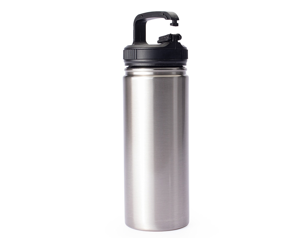 A combinação de estilo e praticidade em uma só garrafa térmica. Com capacidade total de 500ml, construção em inox de parede dupla e isolamento a vácuo, esta garrafa térmica mantém a temperatura constante dos líquidos, evitando vazamentos e o contato direto com o calor ou frio do líquido durante o manuseio. A garrafa ainda conta com uma tampa rosqueável de plástico com uma alça em formato de presilha para facilitar seu transporte, prendendo-a em mochilas ou mantê-la em outros espaços.