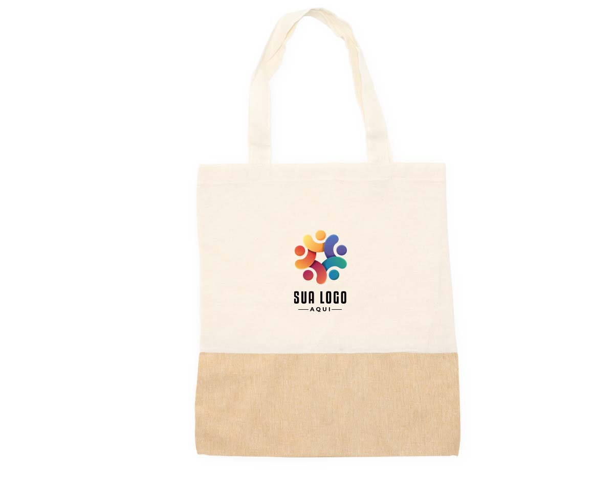 Sacola ecológica confeccionada em algodão, com alças costuradas na parte interna para maior resistência. Reutilizável e sustentável, é ideal para compras, eventos ou uso no dia a dia.