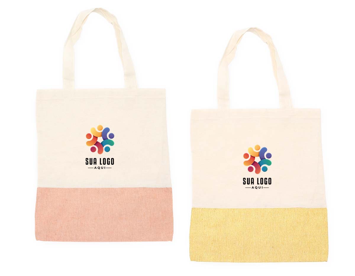 Sacola ecológica confeccionada em algodão, com alças costuradas na parte interna para maior resistência. Reutilizável e sustentável, é ideal para compras, eventos ou uso no dia a dia.