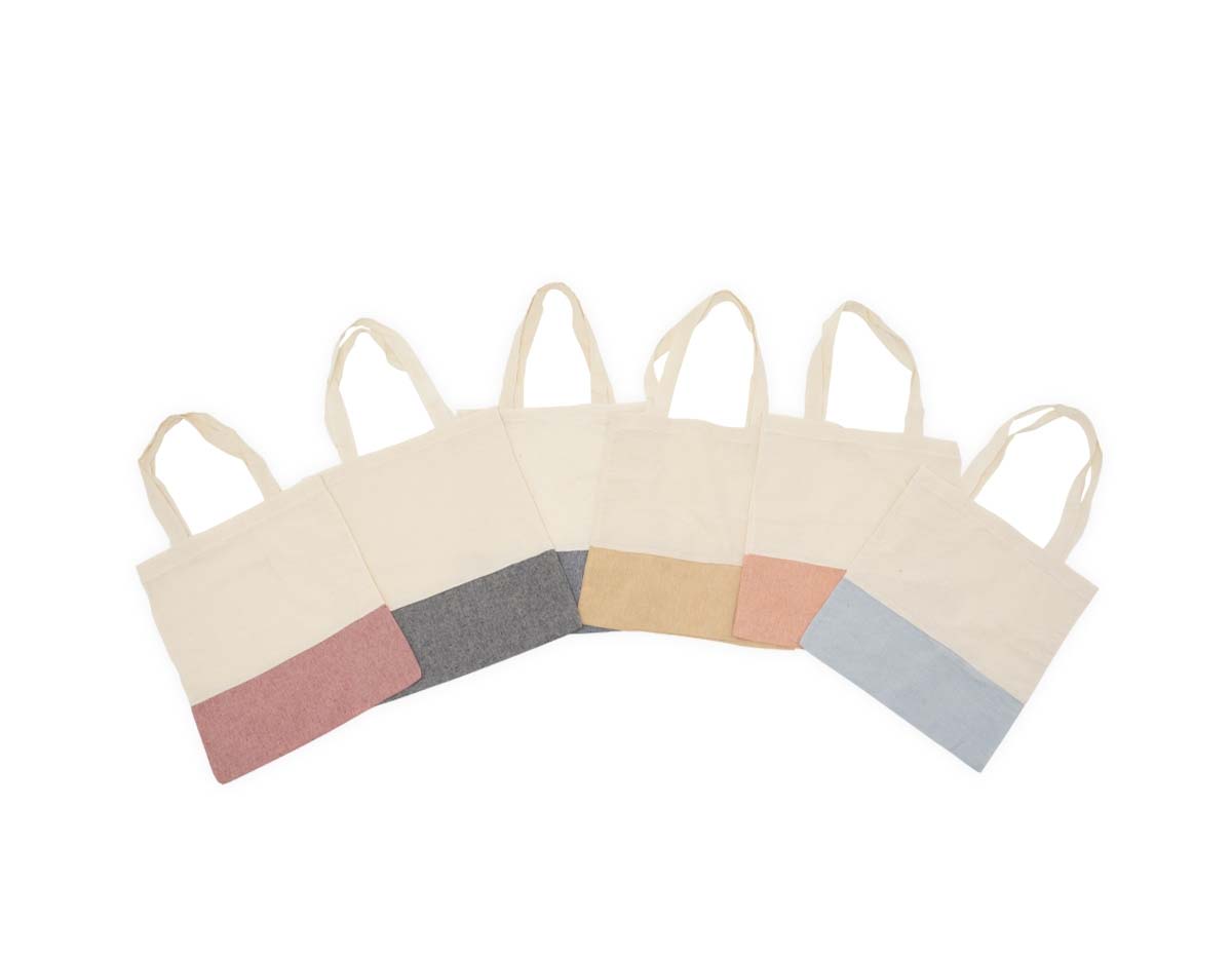 Sacola ecológica confeccionada em algodão, com alças costuradas na parte interna para maior resistência. Reutilizável e sustentável, é ideal para compras, eventos ou uso no dia a dia.