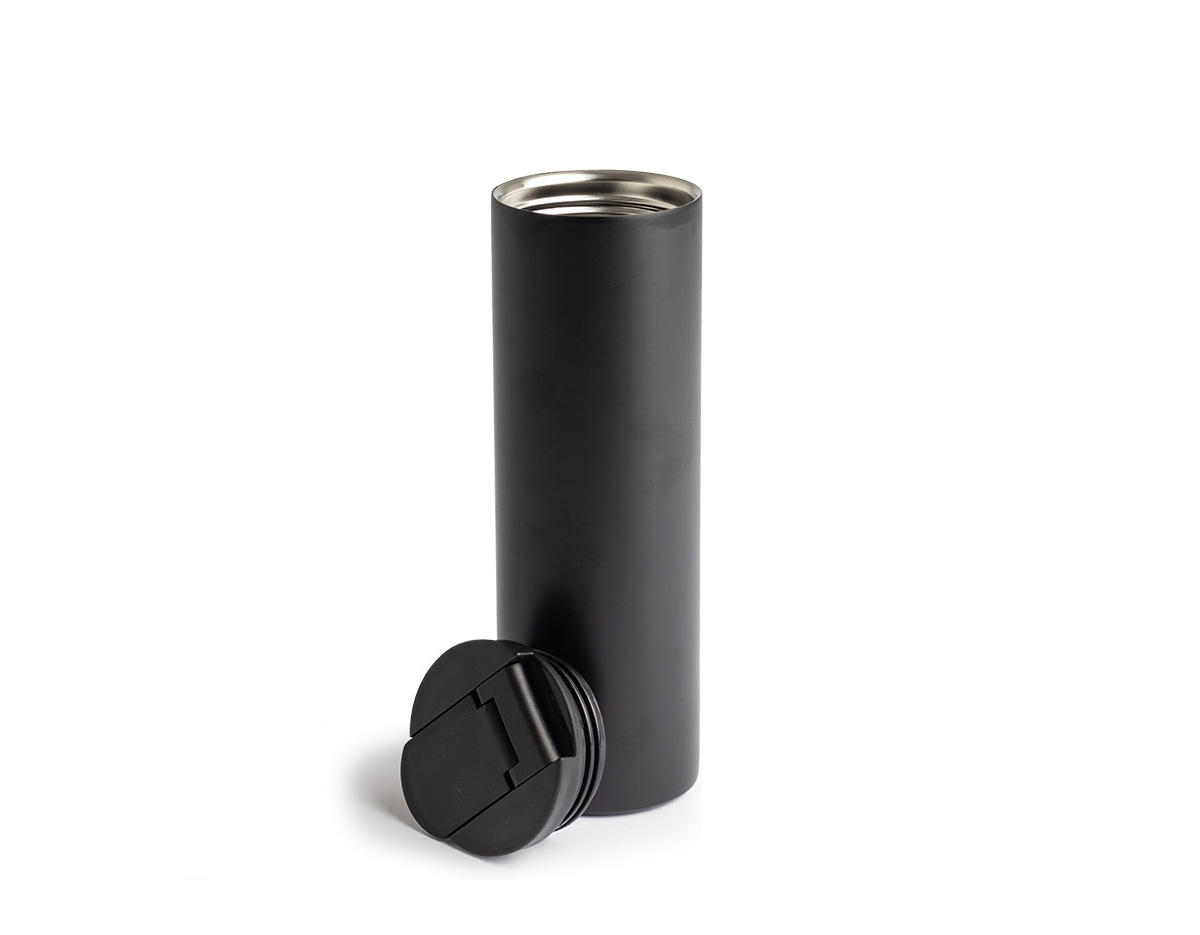 Copo térmico de inox com capacidade de 500ml. Possui base de EVA antiderrapante, tampa plástica com bocal e trava de segurança para evitar vazamentos.