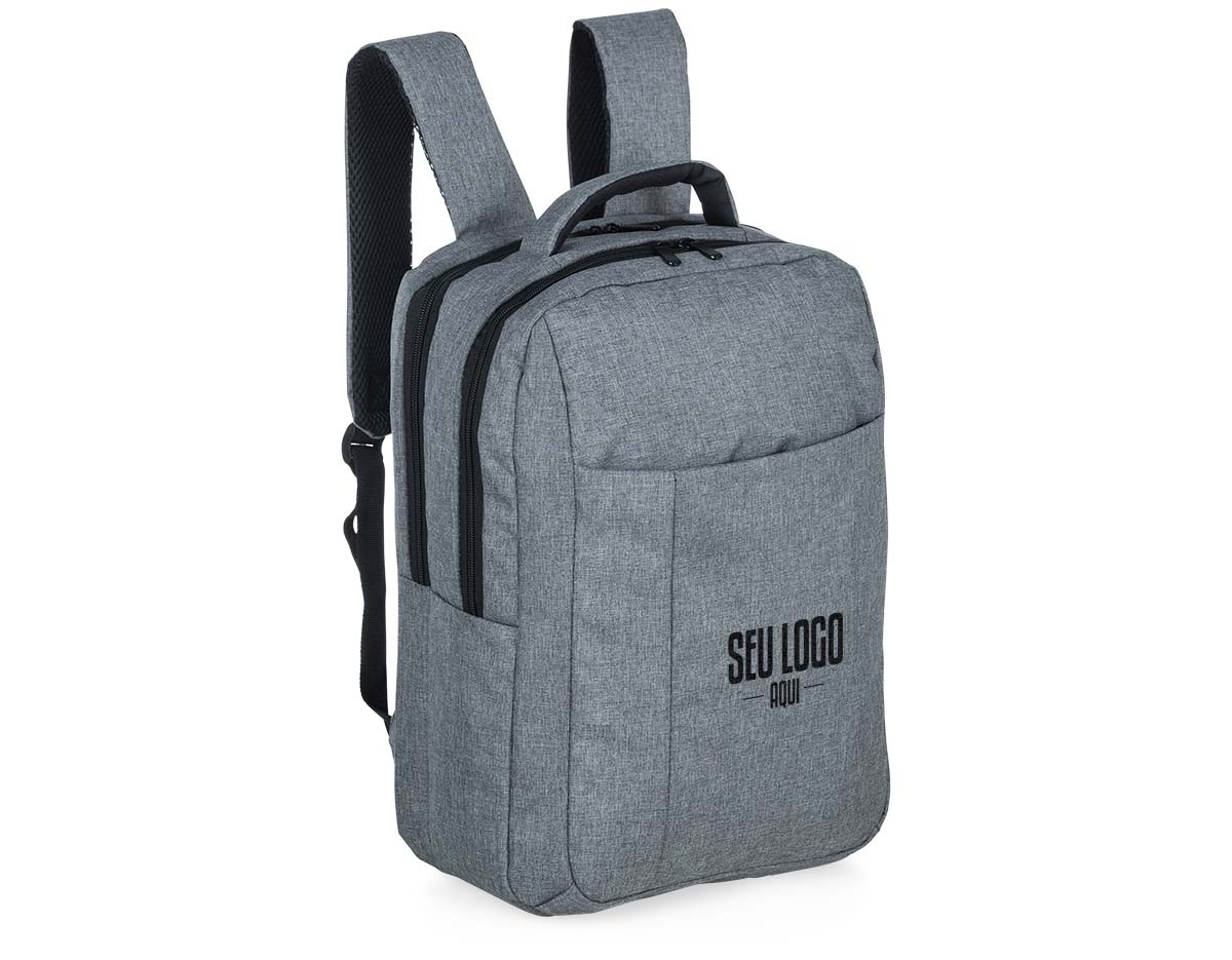 Mochila de nylon com dois compartimentos amplos, sendo um com bolso interno para notebook. Possui compartimento frontal com zíper escondido, alça superior e alças traseiras ajustáveis com revestimento em espuma. Zíperes pretos com pegadores plásticos.