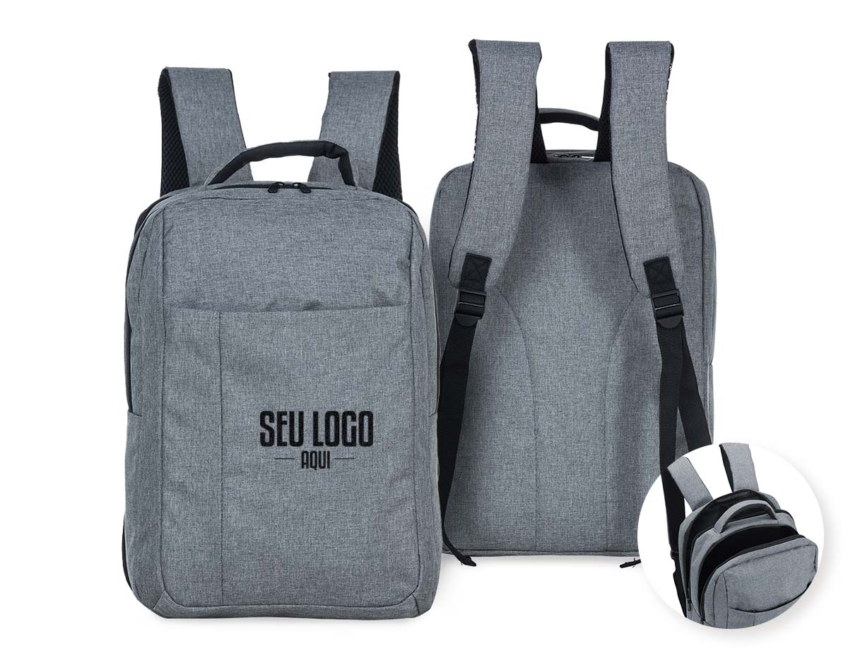 Mochila de nylon com dois compartimentos amplos, sendo um com bolso interno para notebook. Possui compartimento frontal com zíper escondido, alça superior e alças traseiras ajustáveis com revestimento em espuma. Zíperes pretos com pegadores plásticos.