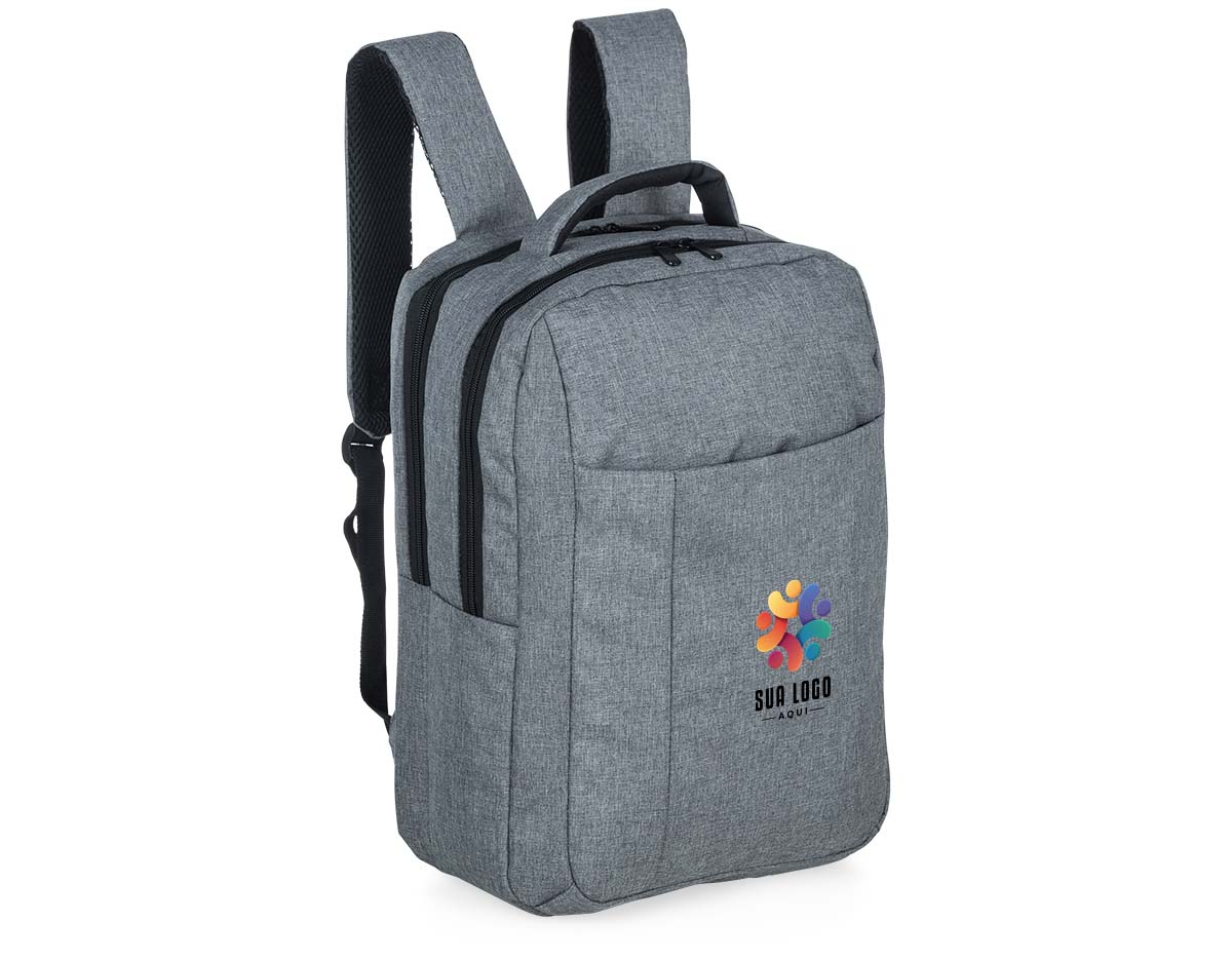 Mochila de nylon com dois compartimentos amplos, sendo um com bolso interno para notebook. Possui compartimento frontal com zíper escondido, alça superior e alças traseiras ajustáveis com revestimento em espuma. Zíperes pretos com pegadores plásticos.