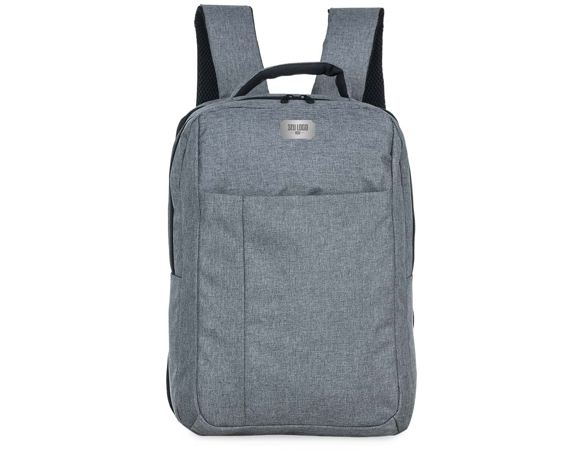 Mochila de nylon com dois compartimentos amplos, sendo um com bolso interno para notebook. Possui compartimento frontal com zíper escondido, alça superior e alças traseiras ajustáveis com revestimento em espuma. Zíperes pretos com pegadores plásticos.