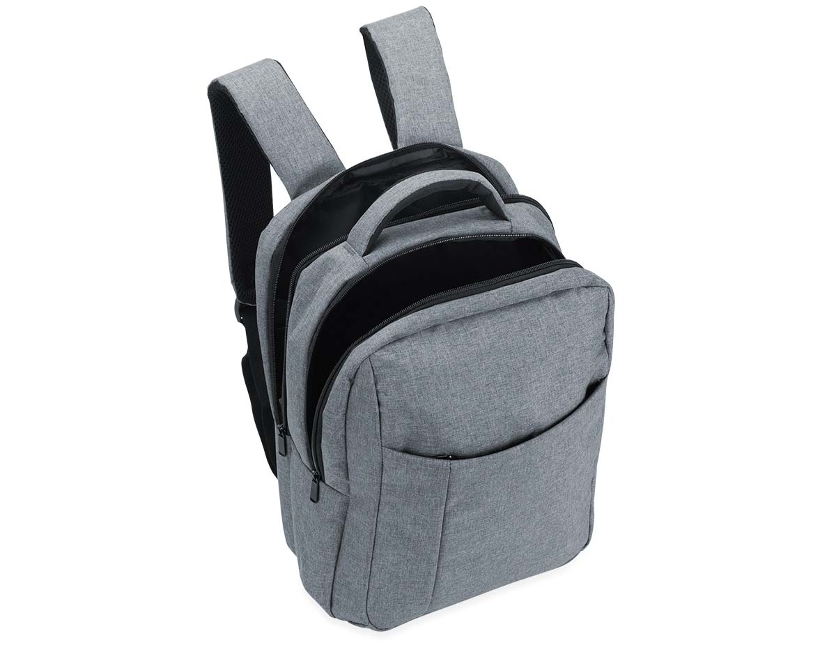 Mochila de nylon com dois compartimentos amplos, sendo um com bolso interno para notebook. Possui compartimento frontal com zíper escondido, alça superior e alças traseiras ajustáveis com revestimento em espuma. Zíperes pretos com pegadores plásticos.