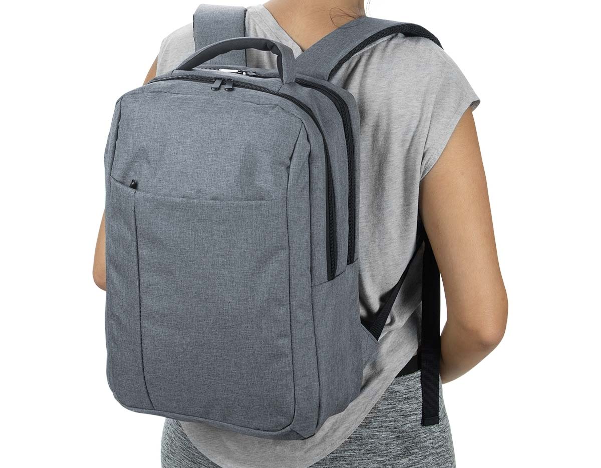 Mochila de nylon com dois compartimentos amplos, sendo um com bolso interno para notebook. Possui compartimento frontal com zíper escondido, alça superior e alças traseiras ajustáveis com revestimento em espuma. Zíperes pretos com pegadores plásticos.