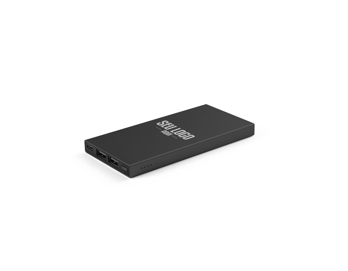 Bateria portátil em alumínio 100% reciclado. A bateria em lítio tem capacidade de 5.000 mAh e tempo de vida = 500 ciclos. Possui uma entrada/saída USB-C e duas saídas USB-A. Incluso cabo de carregamento rápido USB-C. Fornecida em caixa presente de papel kraft reciclado. 11 x 130 x 64 mm | Caixa: 82 x 20 x 131 mm