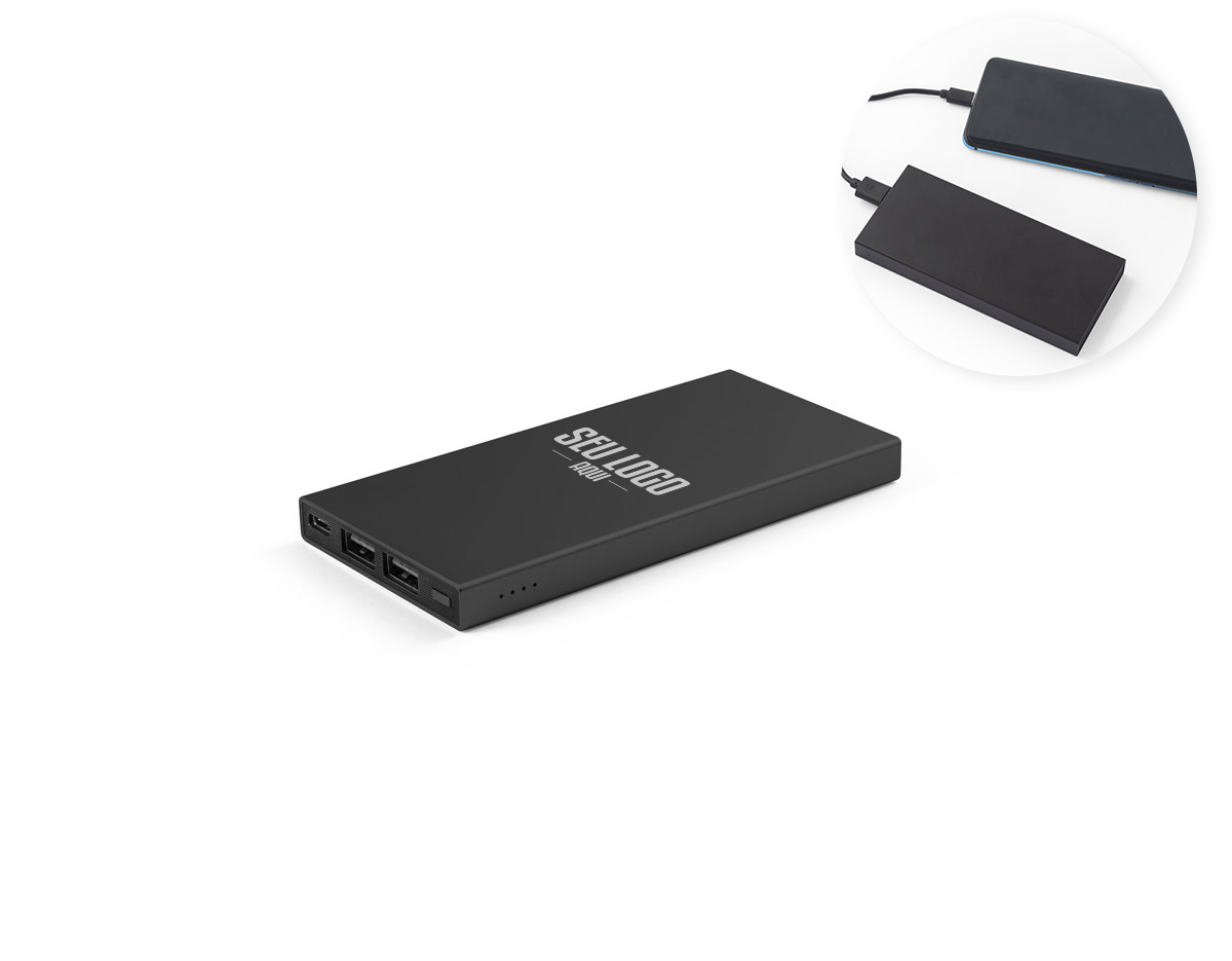Bateria portátil em alumínio 100% reciclado. A bateria em lítio tem capacidade de 5.000 mAh e tempo de vida = 500 ciclos. Possui uma entrada/saída USB-C e duas saídas USB-A. Incluso cabo de carregamento rápido USB-C. Fornecida em caixa presente de papel kraft reciclado. 11 x 130 x 64 mm | Caixa: 82 x 20 x 131 mm