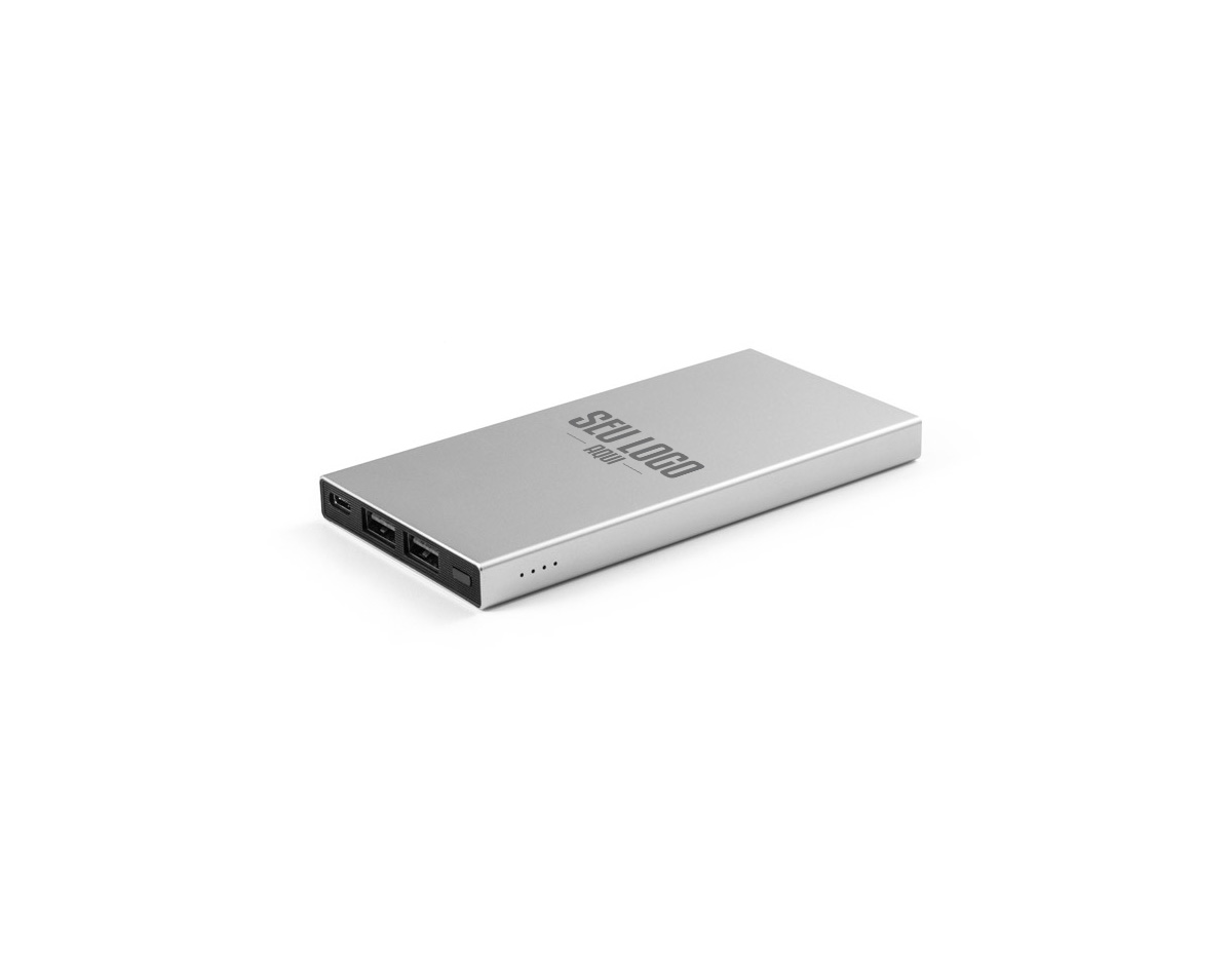 Bateria portátil em alumínio 100% reciclado. A bateria em lítio tem capacidade de 5.000 mAh e tempo de vida = 500 ciclos. Possui uma entrada/saída USB-C e duas saídas USB-A. Incluso cabo de carregamento rápido USB-C. Fornecida em caixa presente de papel kraft reciclado. 11 x 130 x 64 mm | Caixa: 82 x 20 x 131 mm