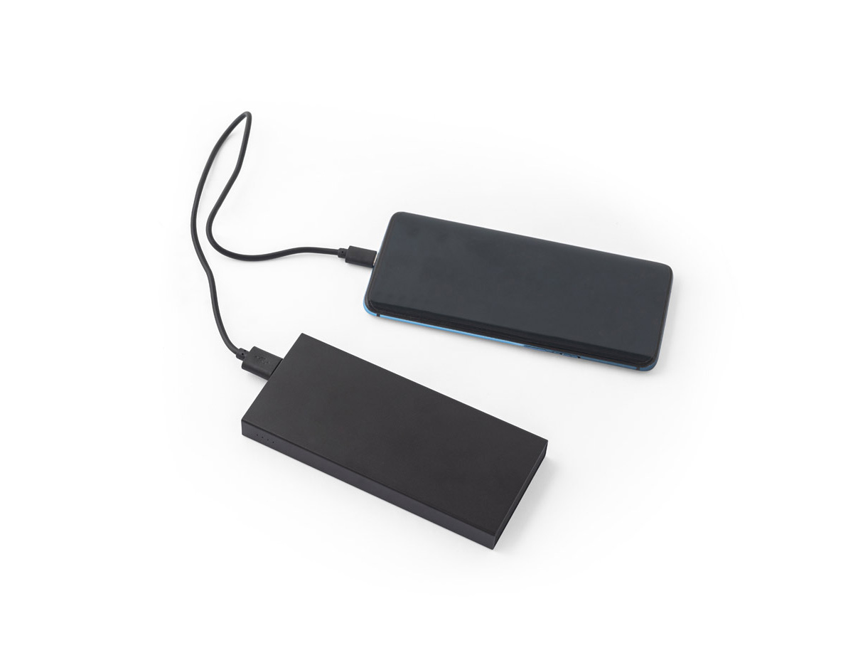 Bateria portátil em alumínio 100% reciclado. A bateria em lítio tem capacidade de 5.000 mAh e tempo de vida = 500 ciclos. Possui uma entrada/saída USB-C e duas saídas USB-A. Incluso cabo de carregamento rápido USB-C. Fornecida em caixa presente de papel kraft reciclado. 11 x 130 x 64 mm | Caixa: 82 x 20 x 131 mm