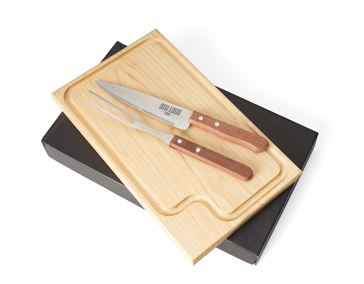 Kit Churrasco 3 Peças com Estojo Kraft Prático e elegante, o kit churrasco inclui três peças essenciais: uma faca, um garfo e uma tábua de corte com canaleta para o escoamento de líquidos. Acompanha estojo em papel kraft, oferecendo uma apresentação rústica e sofisticada, ideal para presentear ou utilizar em momentos especiais.