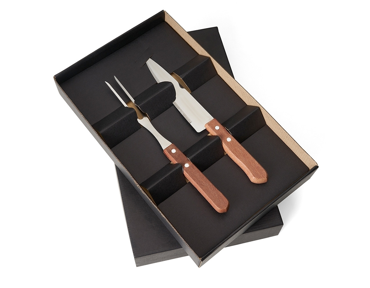 Kit Churrasco 3 Peças com Estojo Kraft Prático e elegante, o kit churrasco inclui três peças essenciais: uma faca, um garfo e uma tábua de corte com canaleta para o escoamento de líquidos. Acompanha estojo em papel kraft, oferecendo uma apresentação rústica e sofisticada, ideal para presentear ou utilizar em momentos especiais.
