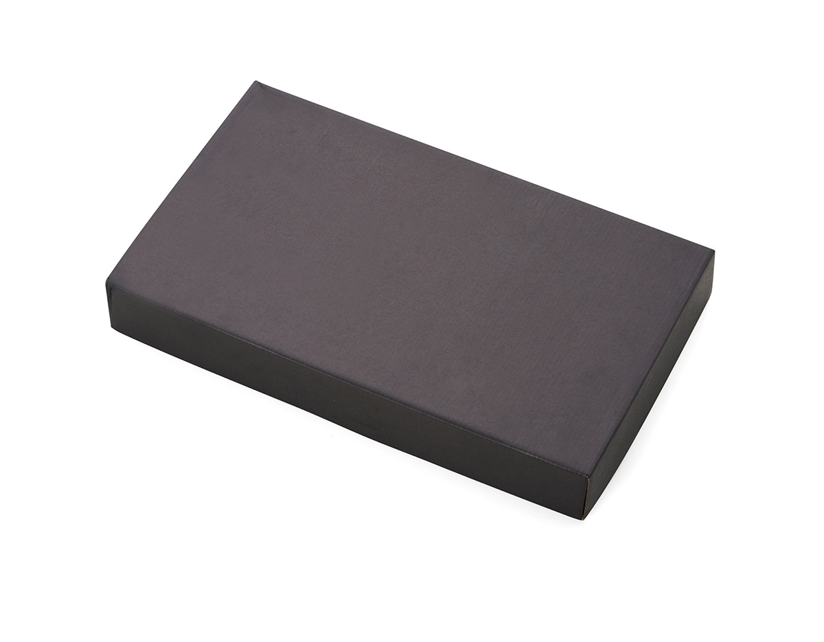 Kit Churrasco 3 Peças com Estojo Kraft Prático e elegante, o kit churrasco inclui três peças essenciais: uma faca, um garfo e uma tábua de corte com canaleta para o escoamento de líquidos. Acompanha estojo em papel kraft, oferecendo uma apresentação rústica e sofisticada, ideal para presentear ou utilizar em momentos especiais.