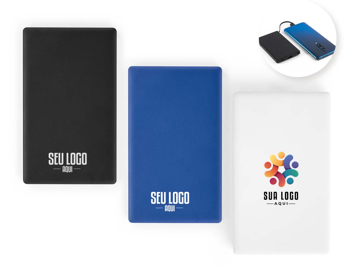 Bateria portátil em ABS 100% reciclado. Tem capacidade de 4.000 mAH e tempo de vida = 500 ciclos. Possui porta de entrada USB-C, porta de saída USB-A e cabo USB-C integrado para carregar os seus dispositivos. Incluso um cabo de carregamento rápido USB-C para carregar a bateria portátil.