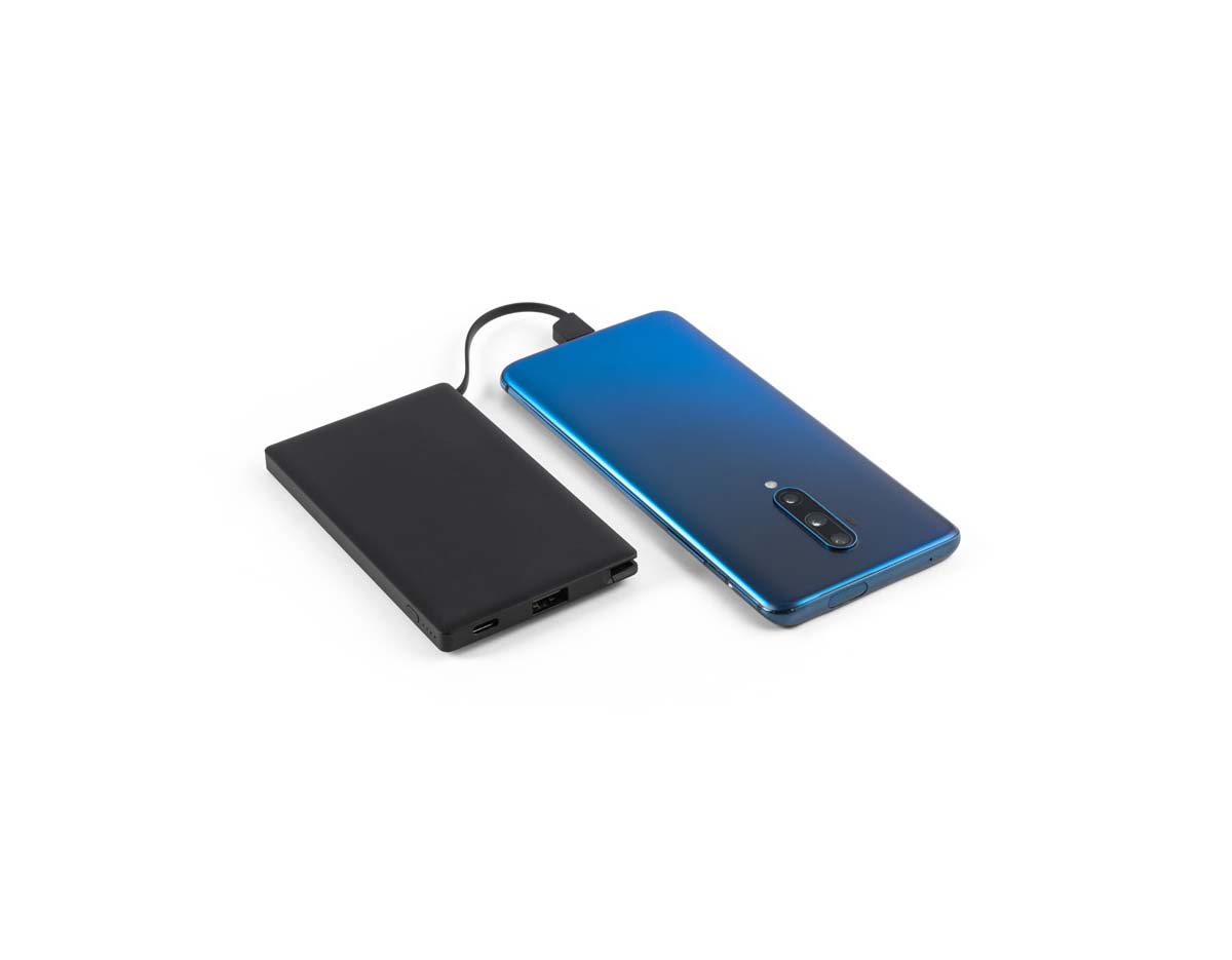 Bateria portátil em ABS 100% reciclado. Tem capacidade de 4.000 mAH e tempo de vida = 500 ciclos. Possui porta de entrada USB-C, porta de saída USB-A e cabo USB-C integrado para carregar os seus dispositivos. Incluso um cabo de carregamento rápido USB-C para carregar a bateria portátil.