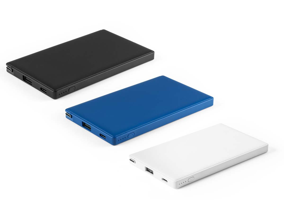 Bateria portátil em ABS 100% reciclado. Tem capacidade de 4.000 mAH e tempo de vida = 500 ciclos. Possui porta de entrada USB-C, porta de saída USB-A e cabo USB-C integrado para carregar os seus dispositivos. Incluso um cabo de carregamento rápido USB-C para carregar a bateria portátil.