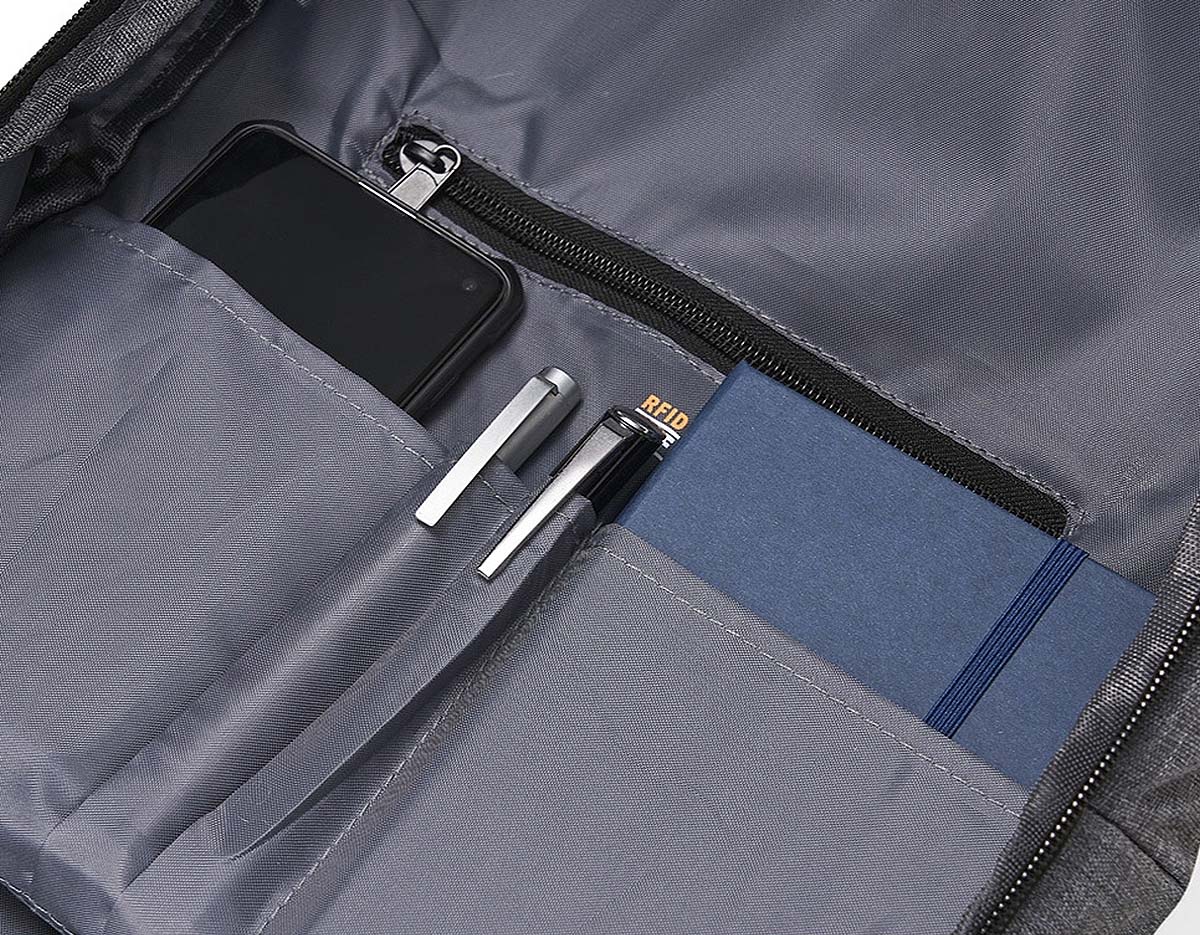 Mochila confeccionada em poliéster com compartimento para notebook até 15,6 polegadas. Contém uma divisória com bloqueador RFID e alça para encaixe em malas de viagem.
