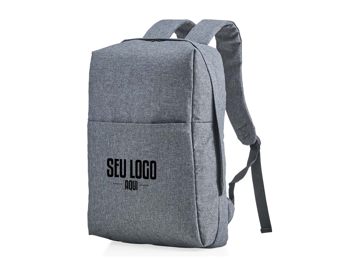 Mochila confeccionada em poliéster com compartimento para notebook até 15,6 polegadas. Contém uma divisória com bloqueador RFID e alça para encaixe em malas de viagem.