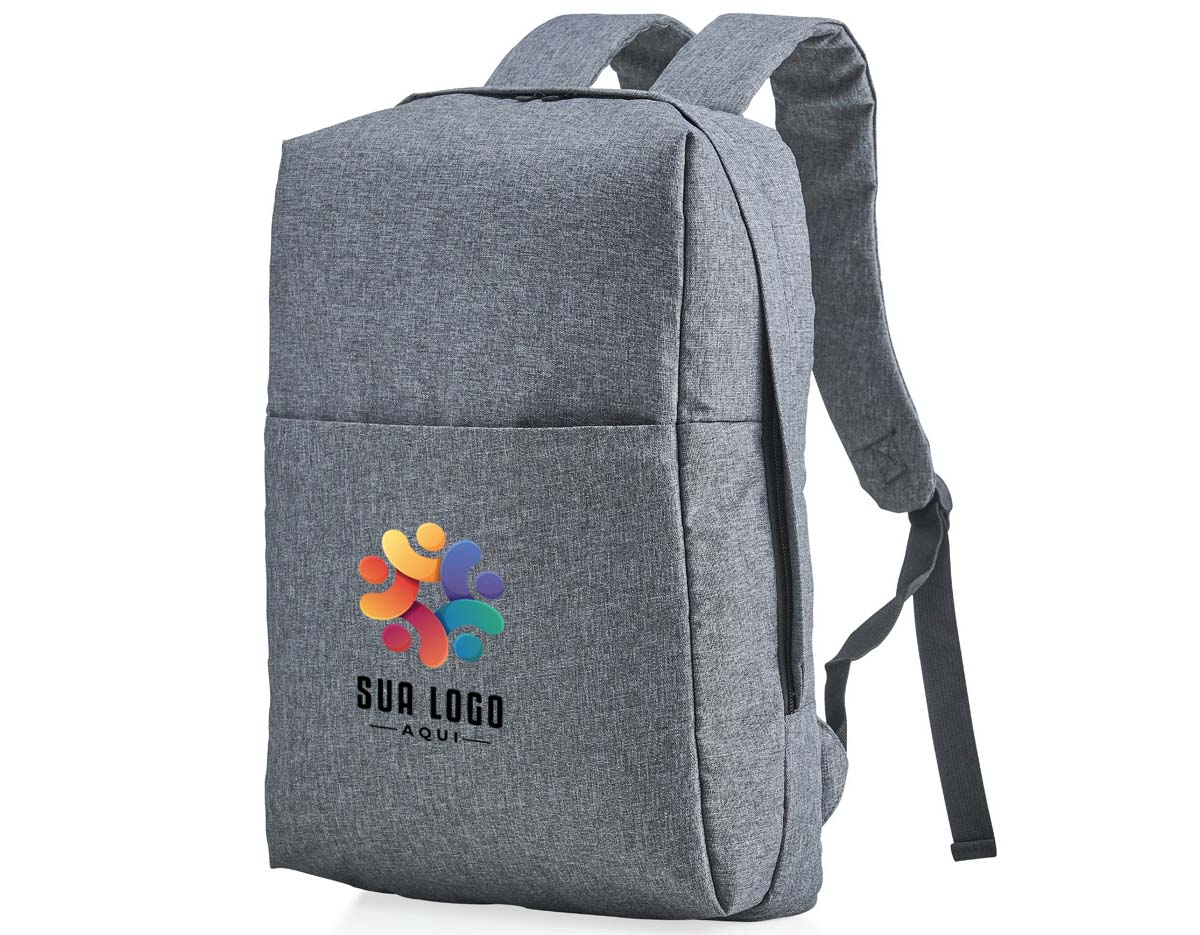 Mochila confeccionada em poliéster com compartimento para notebook até 15,6 polegadas. Contém uma divisória com bloqueador RFID e alça para encaixe em malas de viagem.