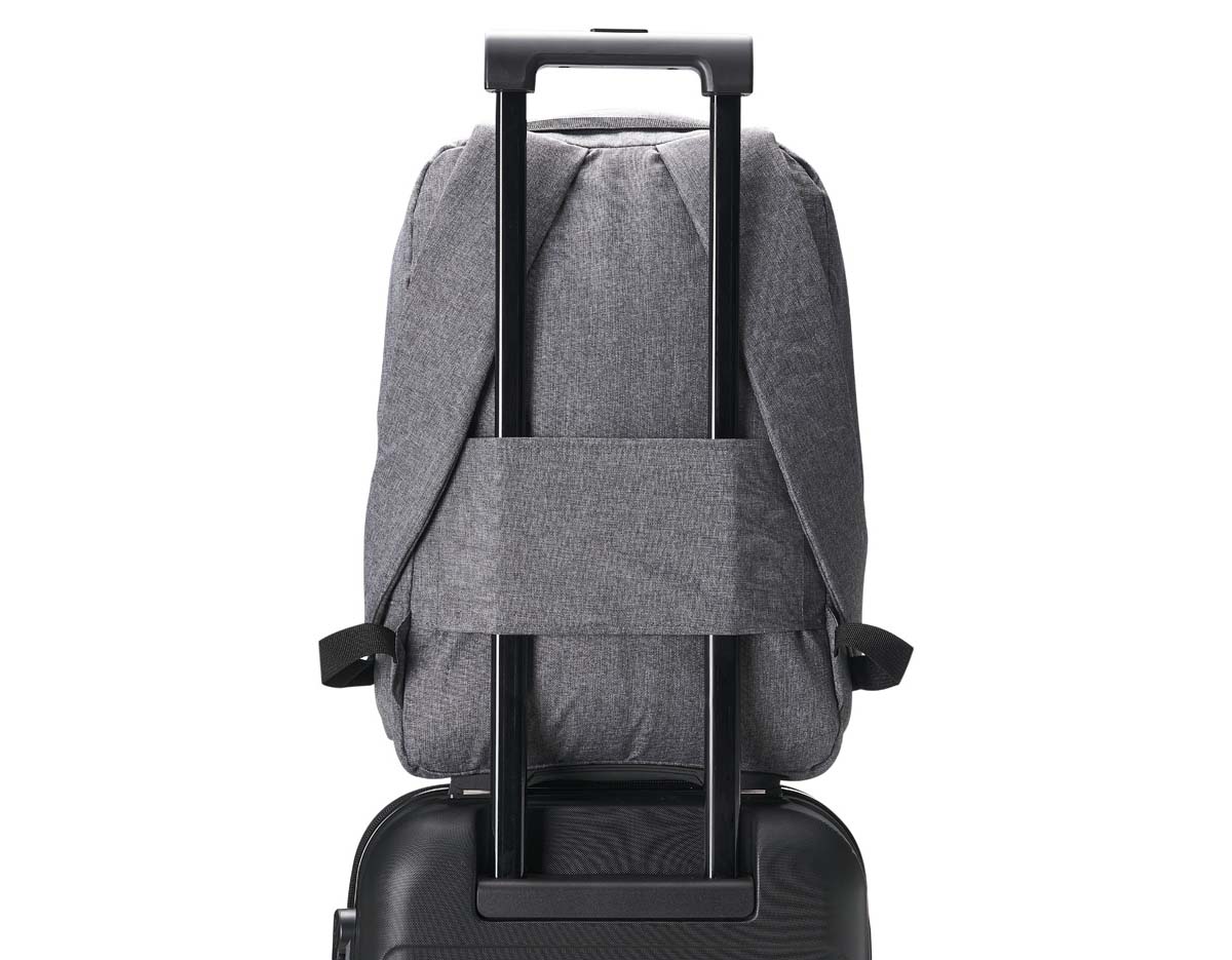 Mochila confeccionada em poliéster com compartimento para notebook até 15,6 polegadas. Contém uma divisória com bloqueador RFID e alça para encaixe em malas de viagem.