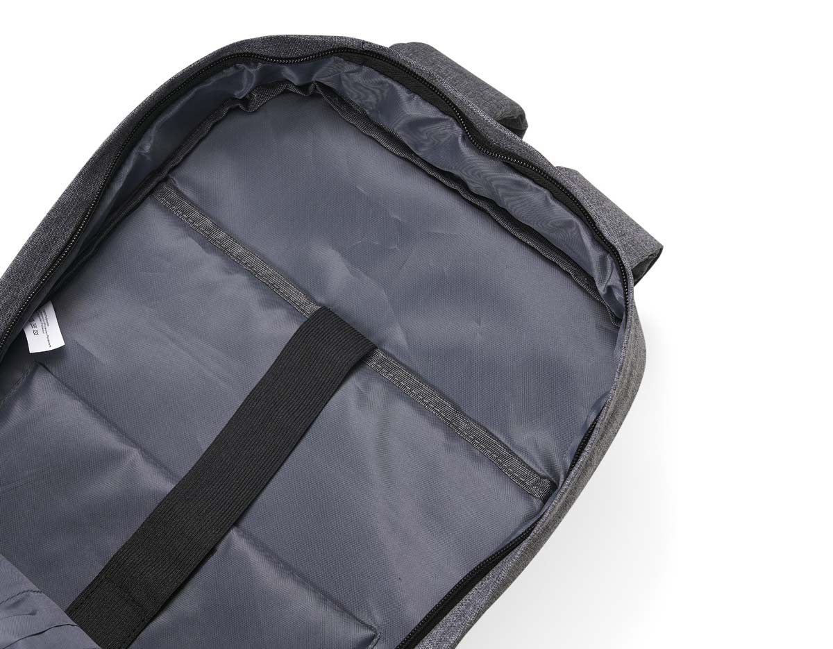 Mochila confeccionada em poliéster com compartimento para notebook até 15,6 polegadas. Contém uma divisória com bloqueador RFID e alça para encaixe em malas de viagem.