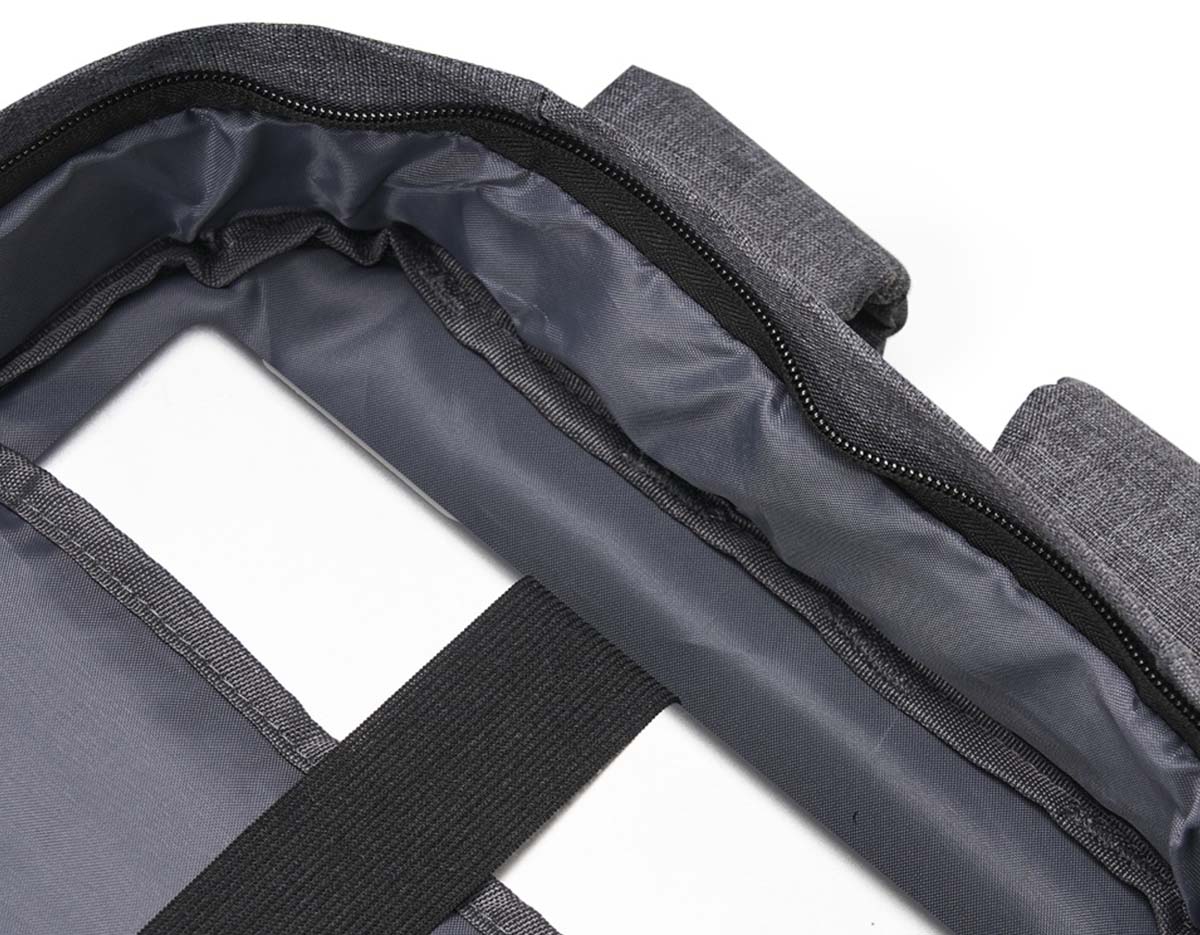 Mochila confeccionada em poliéster com compartimento para notebook até 15,6 polegadas. Contém uma divisória com bloqueador RFID e alça para encaixe em malas de viagem.