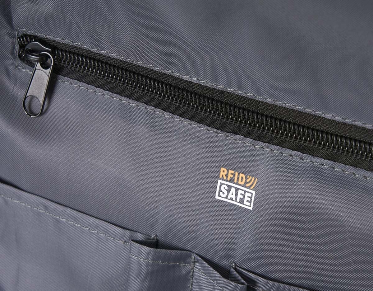 Mochila confeccionada em poliéster com compartimento para notebook até 15,6 polegadas. Contém uma divisória com bloqueador RFID e alça para encaixe em malas de viagem.
