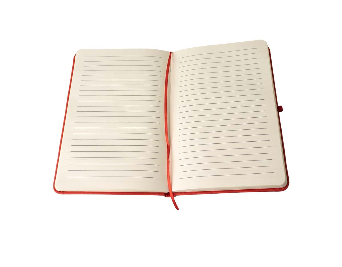 Caderneta em couro sintético com porta caneta, marcador de página em cetim e fita elástica para lacre. Contém aproximadamente 80 folhas pardas com pauta.