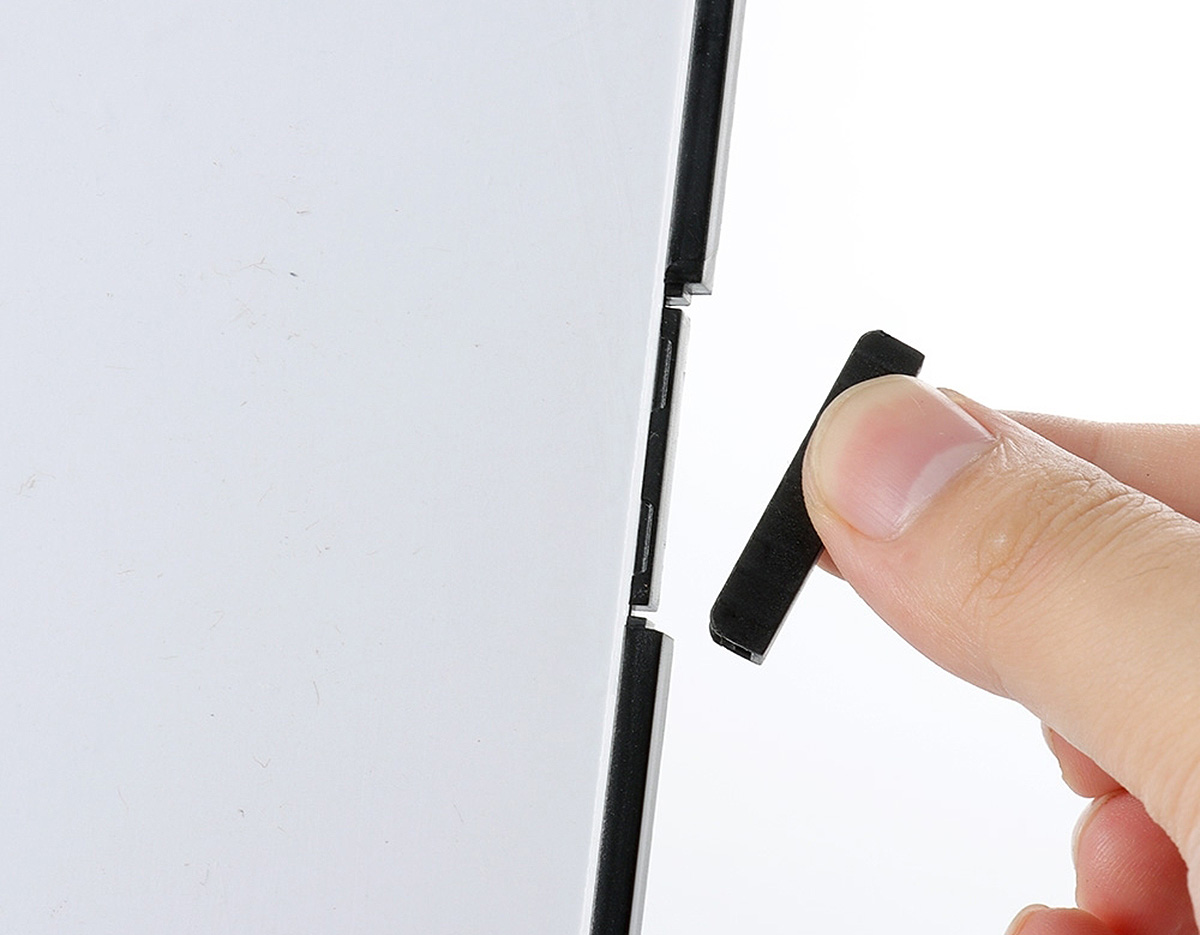 Expositor porta-retrato no formato A4, produzido em poliestireno resistente, com placa acrílica transparente para proteger e valorizar o conteúdo exibido. Ideal para uso em ambientes comerciais, eventos, recepções e escritórios, oferecendo praticidade e apresentação elegante.