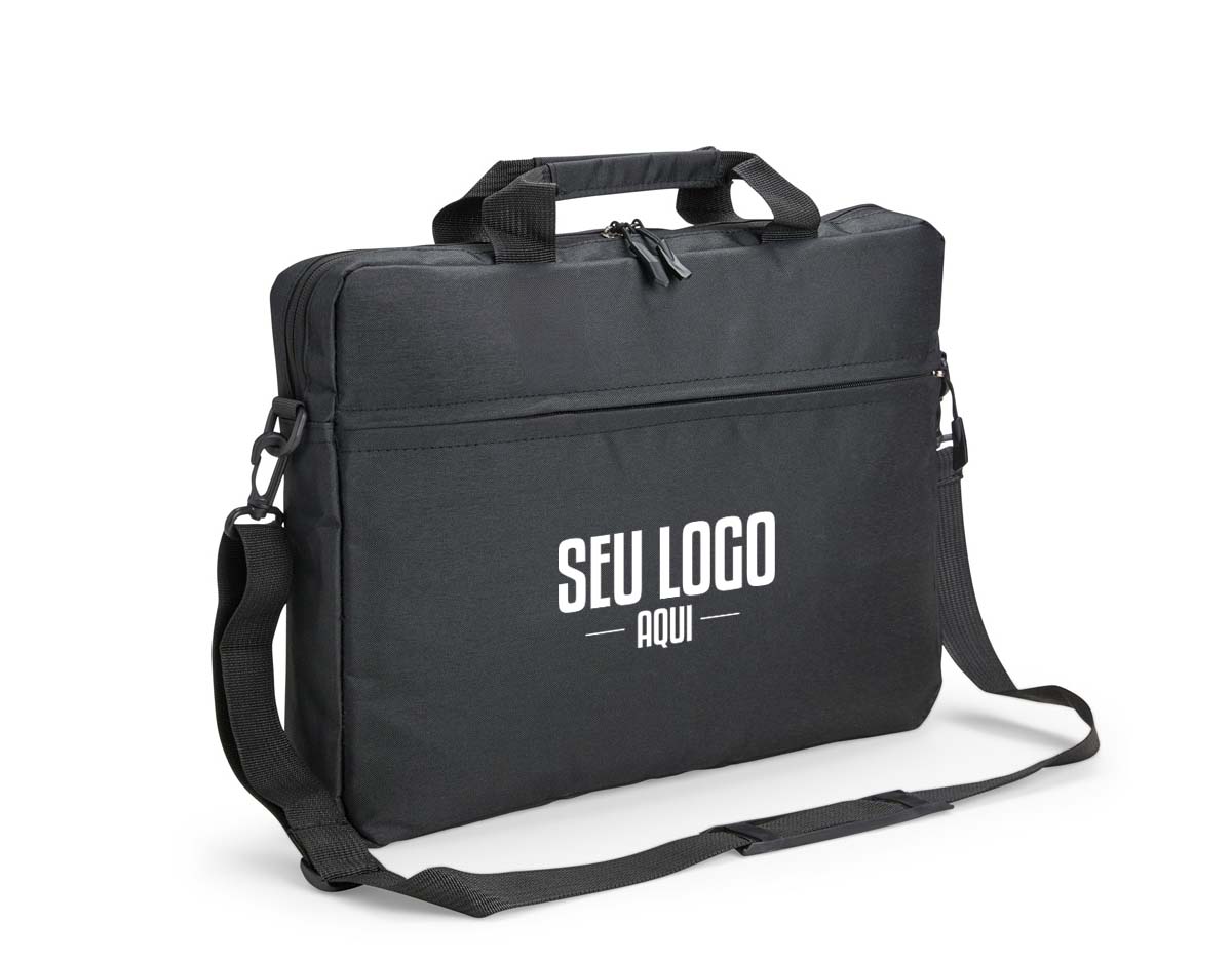 Produzida em poliéster resistente à água, esta pasta para notebook de 15 polegadas oferece durabilidade e segurança no transporte de dispositivos e documentos. Possui dois compartimentos, sendo o principal com bolso dedicado para notebook com fita elástica para fixação e revestimento espumado, proporcionando maior proteção contra impactos. Versátil, possui alça de engate para malas de viagem, alças de mão e alça transversal removível com encaixe de mosquetão, permitindo diferentes formas de uso.