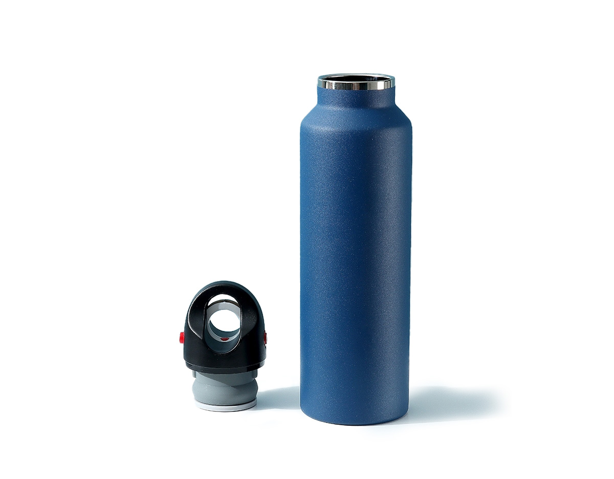 Garrafa Térmica em inox de parede dupla com capacidade de 620ml. Tampa possui trava de segurança com válvula de exaustão para liberação de pressão.