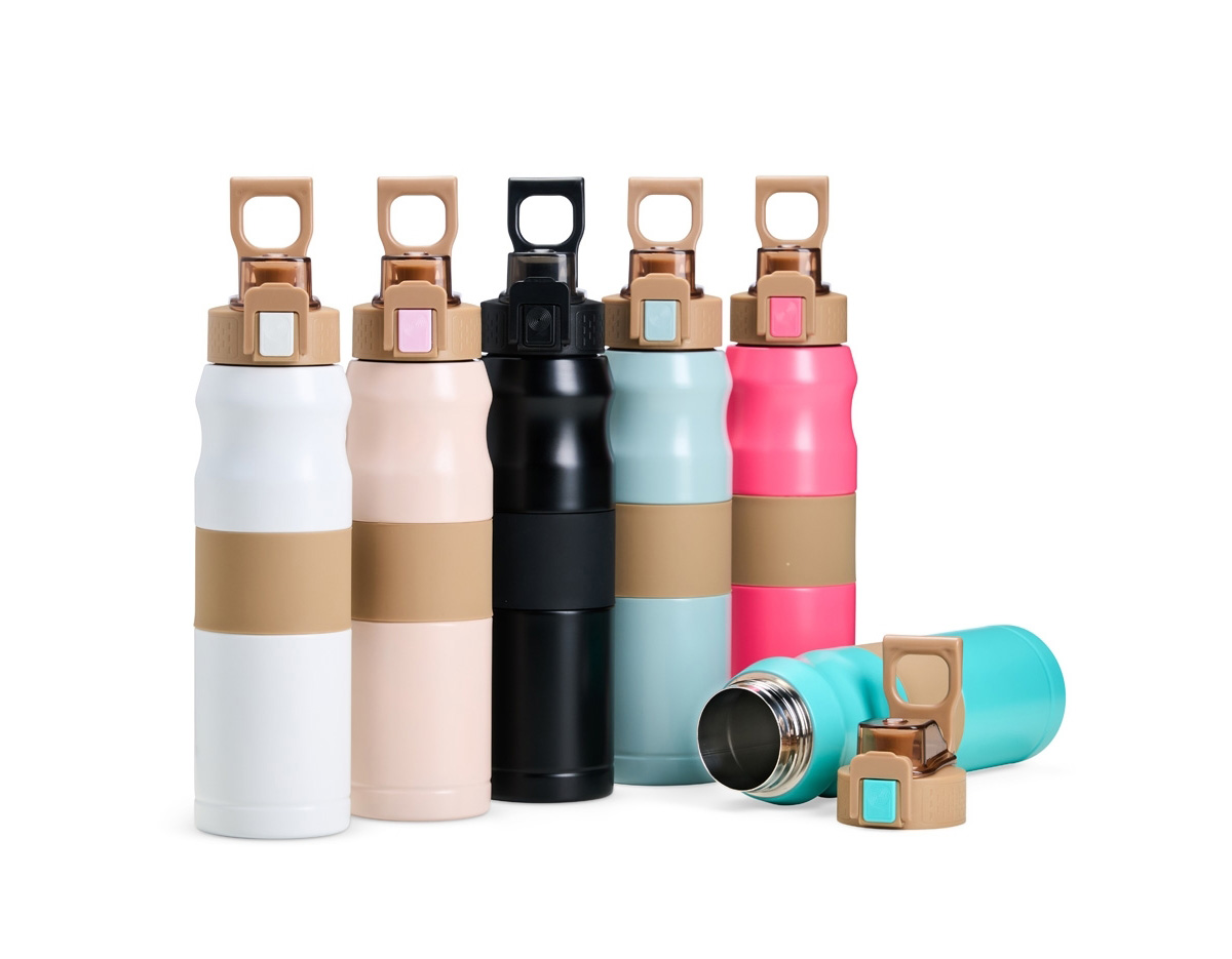 A squeeze térmica que vai te acompanhar em todos os momentos! Com 550ml de capacidade, ela é feita em inox SUS 304, trazendo resistência e praticidade para o dia a dia. A tampa rosqueável plástica com trava garante aquele toque de segurança, e a alça flexível facilita o transporte para qualquer lugar. Além disso, conta com um detalhe emborrachado removível, oferecendo uma pegada firme. Leve, prática e cheia de estilo para uma hidratação com muito mais conforto!
