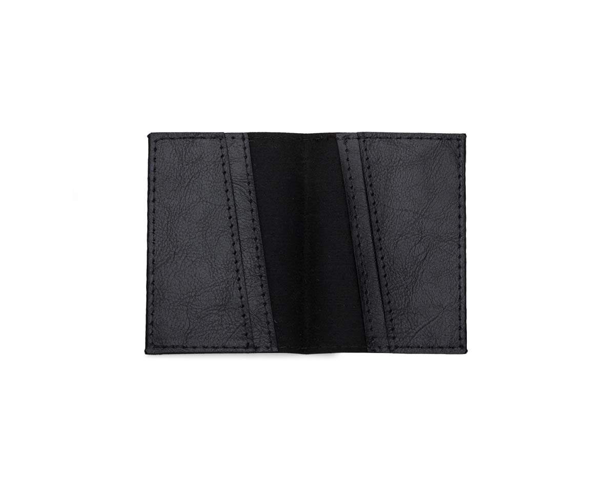 Porta-cartão confeccionado em couro sintético de alta qualidade, com quatro divisórias dispostas em formato diagonal, facilitando a organização e o acesso aos cartões. Compacto, elegante e ideal para o dia a dia.