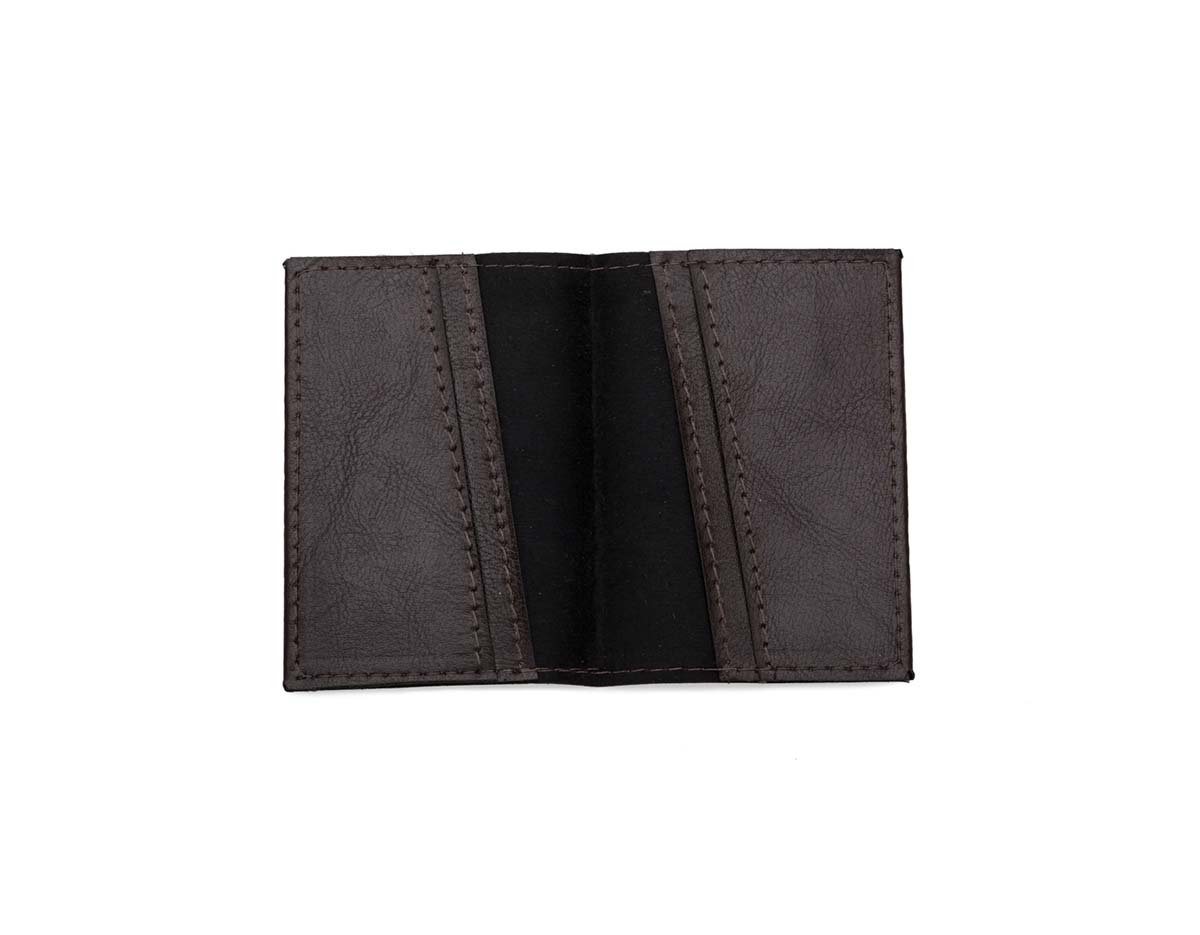 Porta-cartão confeccionado em couro sintético de alta qualidade, com quatro divisórias dispostas em formato diagonal, facilitando a organização e o acesso aos cartões. Compacto, elegante e ideal para o dia a dia.