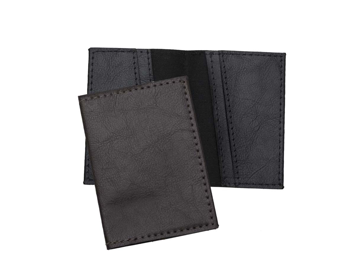 Porta-cartão confeccionado em couro sintético de alta qualidade, com quatro divisórias dispostas em formato diagonal, facilitando a organização e o acesso aos cartões. Compacto, elegante e ideal para o dia a dia.