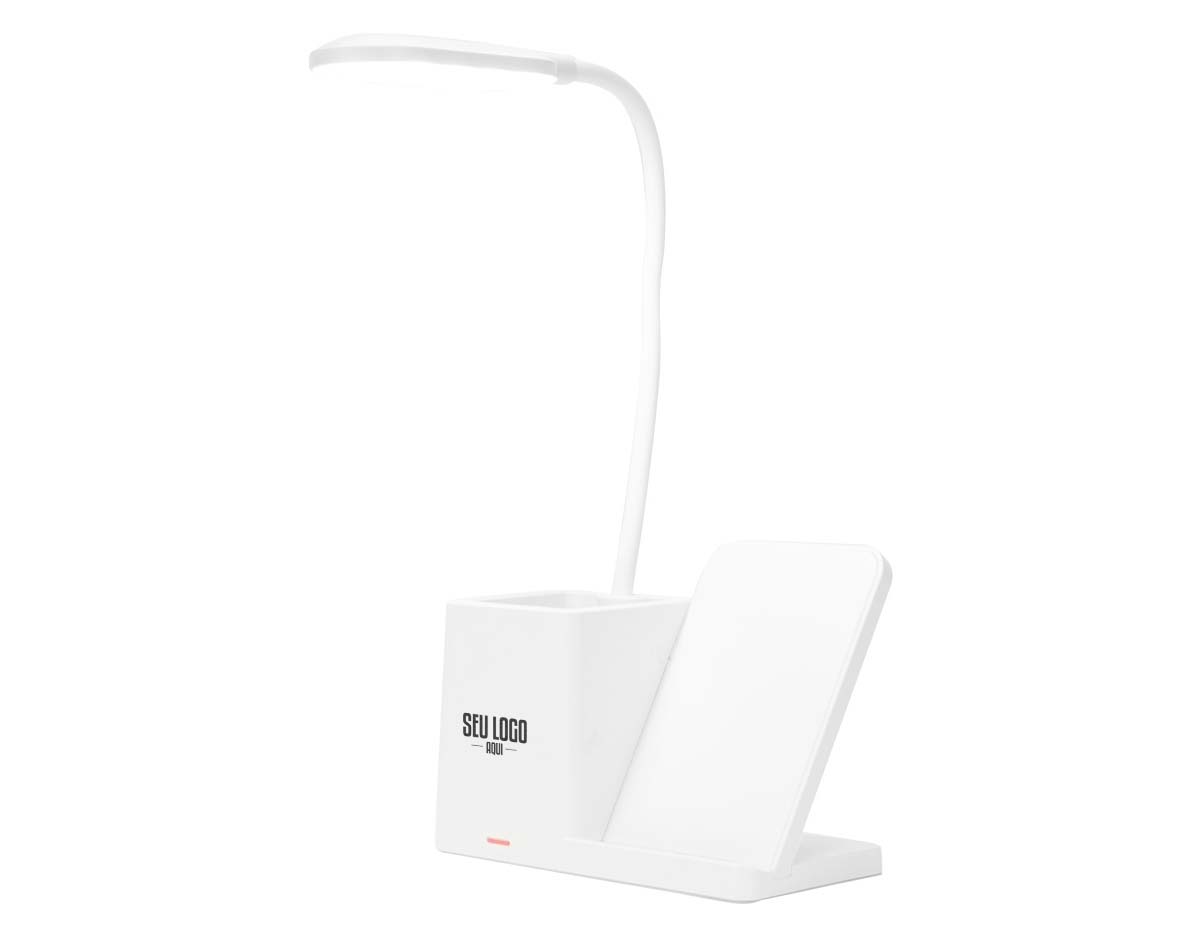 "Luminária LED com 3 modos de iluminação (quente, fria e mista), haste articulável e base antideslizante. Conta com carregamento por indução e porta-caneta para organização. Funciona conectada à energia e acompanha cabo USB Tipo-C. Não possui bateria interna."