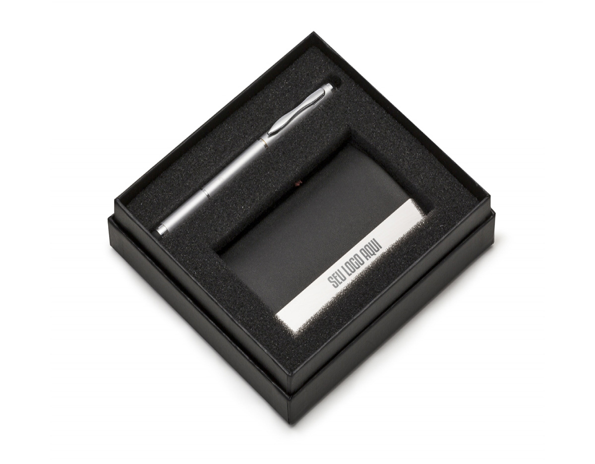 Kit executivo com 2 peças em estojo preto de papelão revestido com espuma interna. Possui uma caneta metal esfero laser e lanterna, clip metal e ao lado desenhos indicativos referente as funções, contém dois anéis prata, sendo o primeiro ao desrosquear fica o compartimento das baterias(acompanha 3 baterias CNB G3A) e o segundo anel é uma tampa com ponta touch, basta puxá-la para utilizar a caneta esfero. Porta cartão em couro sintético com detalhes em metal espelhado, parte interna revestida com veludo.
