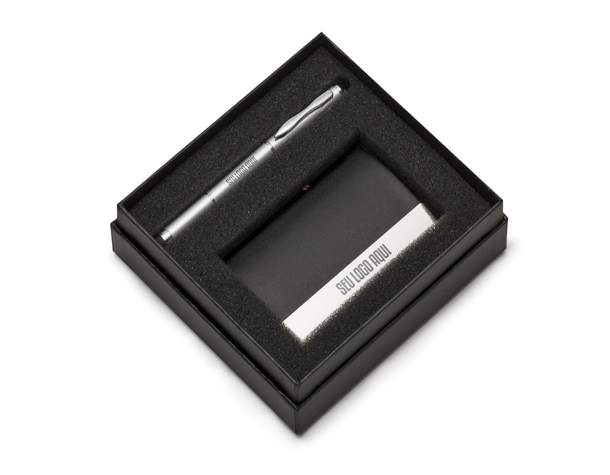 Kit executivo com 2 peças em estojo preto de papelão revestido com espuma interna. Possui uma caneta metal esfero laser e lanterna, clip metal e ao lado desenhos indicativos referente as funções, contém dois anéis prata, sendo o primeiro ao desrosquear fica o compartimento das baterias(acompanha 3 baterias CNB G3A) e o segundo anel é uma tampa com ponta touch, basta puxá-la para utilizar a caneta esfero. Porta cartão em couro sintético com detalhes em metal espelhado, parte interna revestida com veludo.