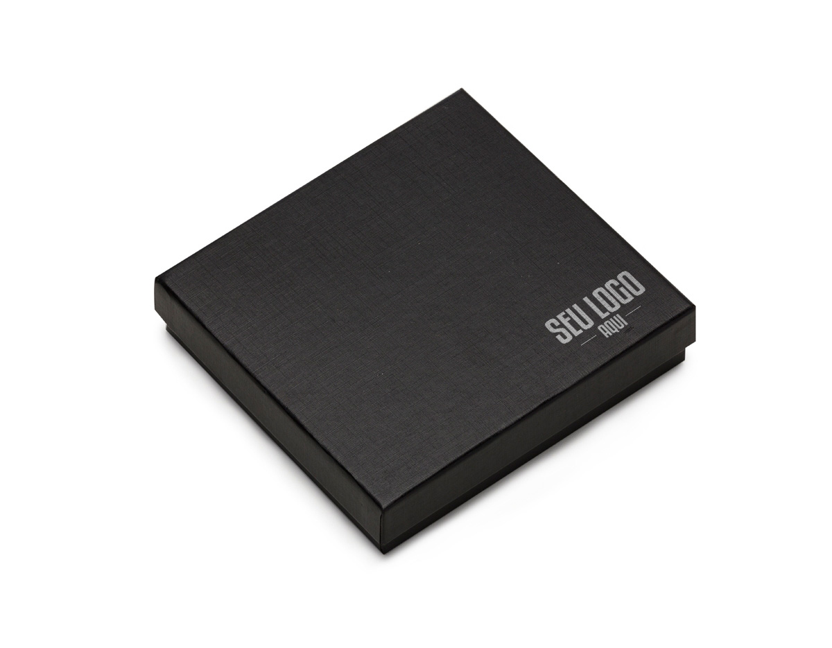 Kit executivo com 2 peças em estojo preto de papelão revestido com espuma interna. Possui uma caneta metal esfero laser e lanterna, clip metal e ao lado desenhos indicativos referente as funções, contém dois anéis prata, sendo o primeiro ao desrosquear fica o compartimento das baterias(acompanha 3 baterias CNB G3A) e o segundo anel é uma tampa com ponta touch, basta puxá-la para utilizar a caneta esfero. Porta cartão em couro sintético com detalhes em metal espelhado, parte interna revestida com veludo.